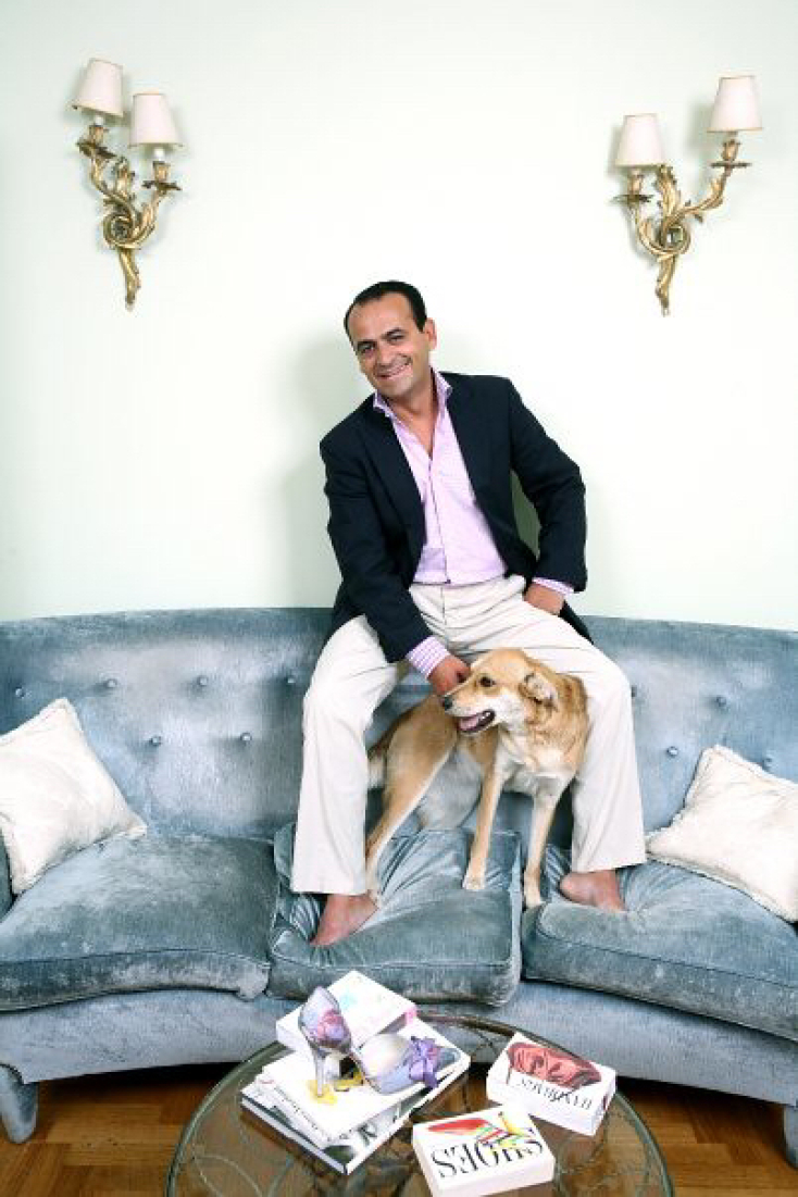 Ο σχεδιαστής Βασίλης Ζούλιας στο σπίτι του με το σκύλο του
