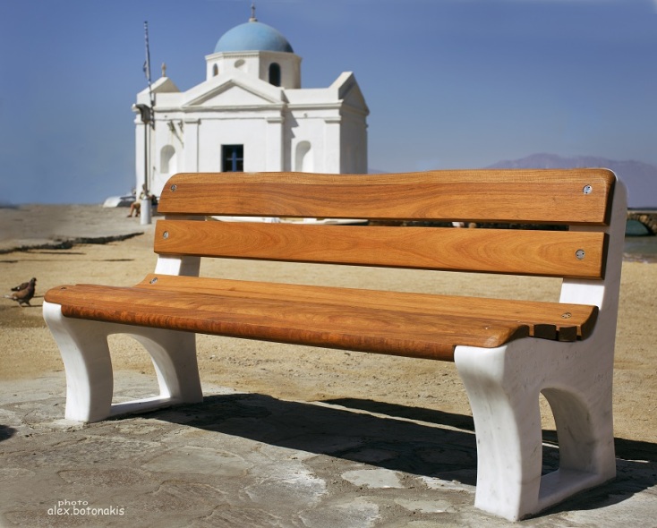 Το παγκάκι που σχεδιασε ο Μηνάς για τη Μύκονο