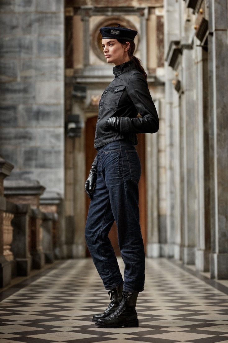 Γυναίκα μοντέλο με τζιν ρούχα φοράει το C-Staq 3d Boyfriend Crop της G-Star Raw