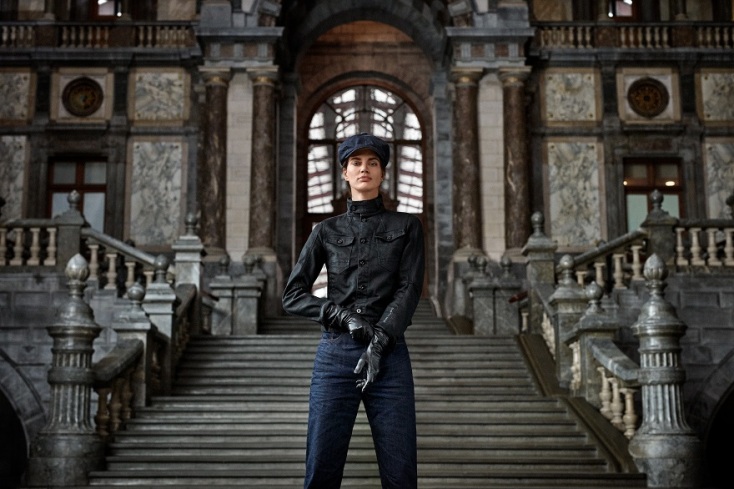 Γυναίκα μοντέλο με τζιν ρούχα φοράει το C-Staq 3d Boyfriend Crop της G-Star Raw