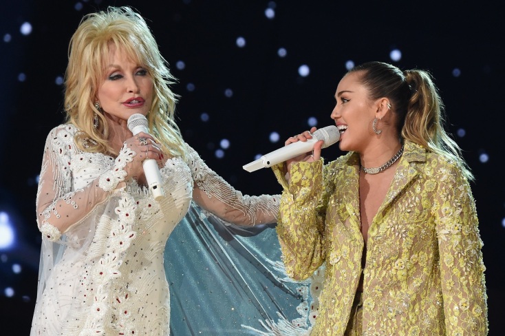 H Dolly Parton με την βαφτιστήρα της Miley Cyrus