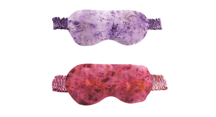 ΜΟΥΣΕΙΟ ΜΠΕΝΑΚΗ Μεταξωτές μάσκες ύπνου της Χριστιάνας Βαρδάκου με γέμιση αποξηραμένης λεβάντας και  σπόρους chia €65/τμχ.