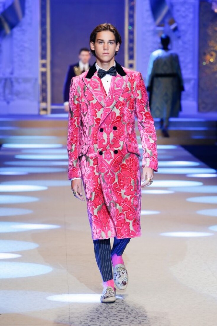 dolce-and-gabbana-fall-winter-2018-19-men-fashion-show-runway-12-453x680.jpg