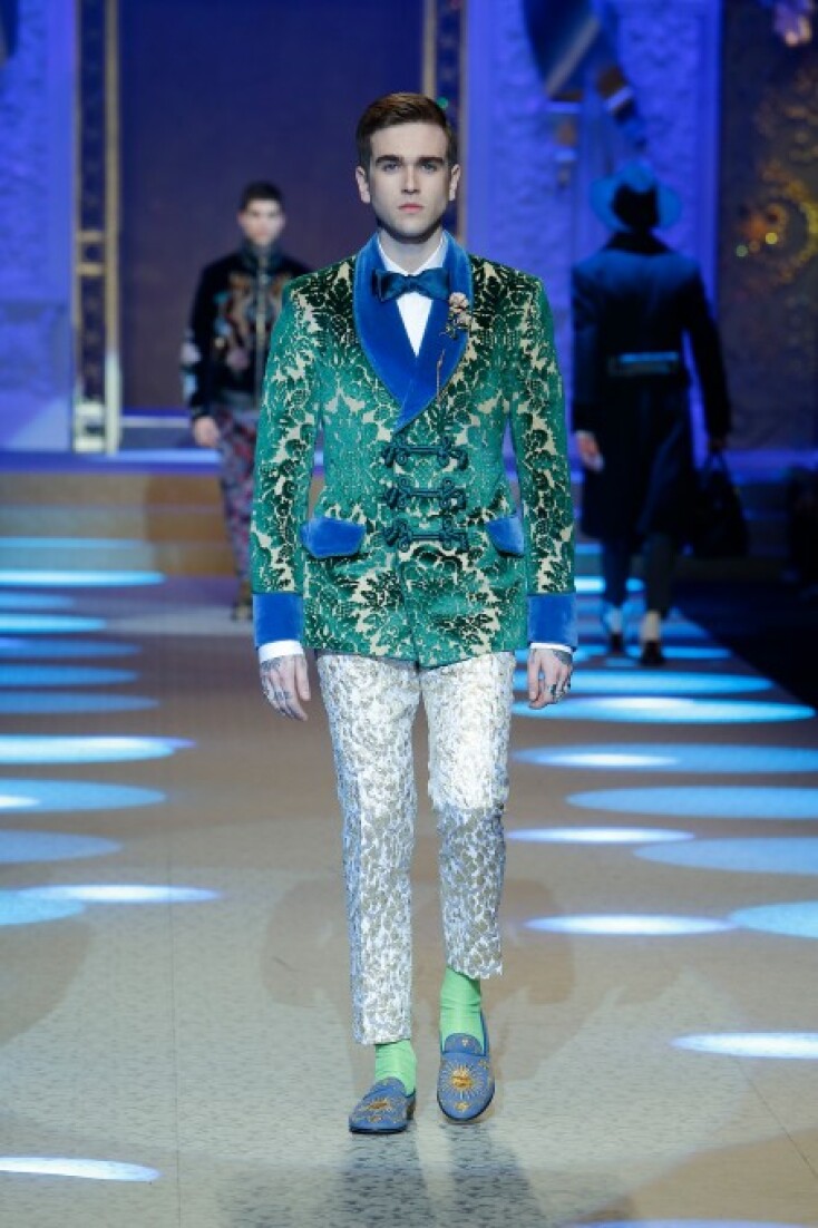 dolce-and-gabbana-fall-winter-2018-19-men-fashion-show-runway-23-453x680.jpg