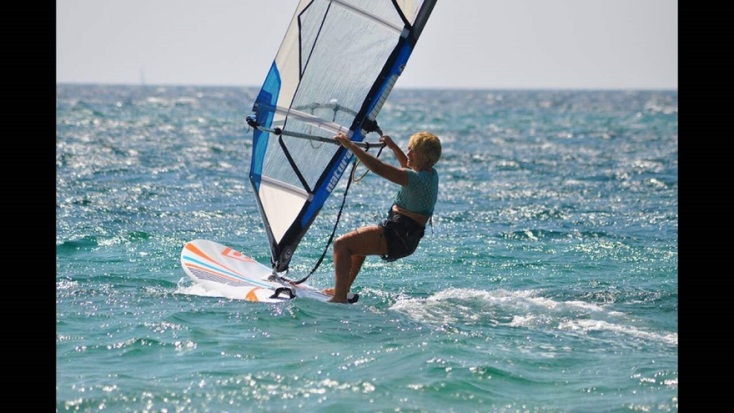 Ελληνίδα windsurfer 82 ετών, διεκδικεί το ρεκόρ Guinness