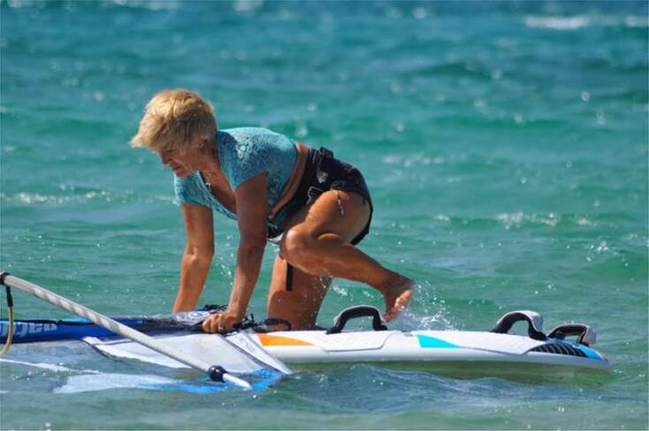 Ελληνίδα windsurfer 82 ετών, διεκδικεί το ρεκόρ Guinness