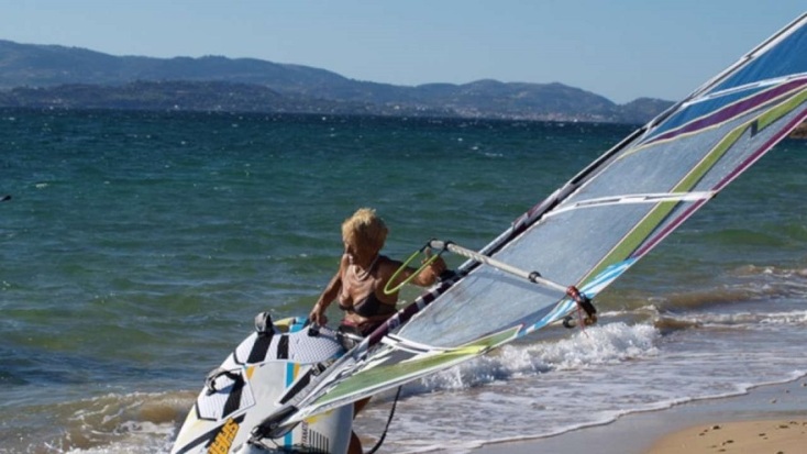 Ελληνίδα windsurfer 82 ετών, διεκδικεί το ρεκόρ Guinness