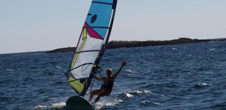 Ελληνίδα windsurfer 82 ετών, διεκδικεί το ρεκόρ Guinness