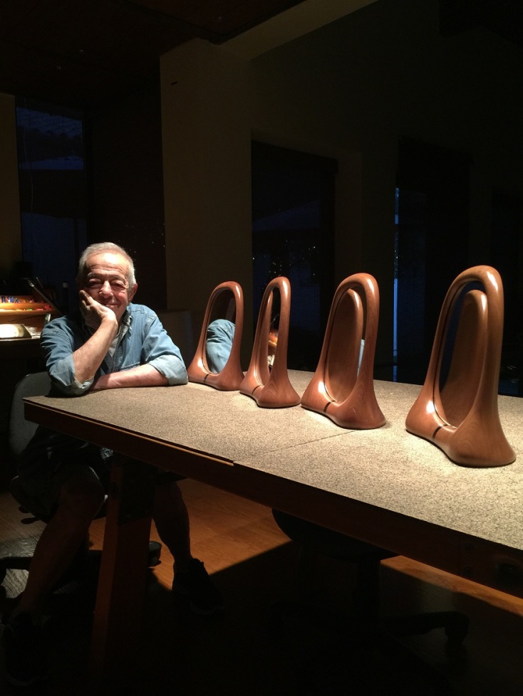 Ο Μηνάς δίπλα σε έναν καθρέφτη που έχει σχεδιάσει