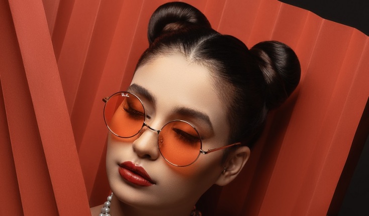 Κοπελα με γυαλιά και δύο κότσους στα μαλλιά