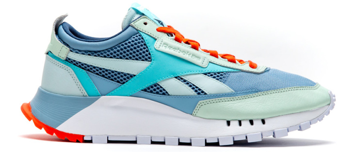  το πάνω μέρος των sneakers είναι κατασκευασμένο κατά 30% από ανακυκλωμένα υλικά