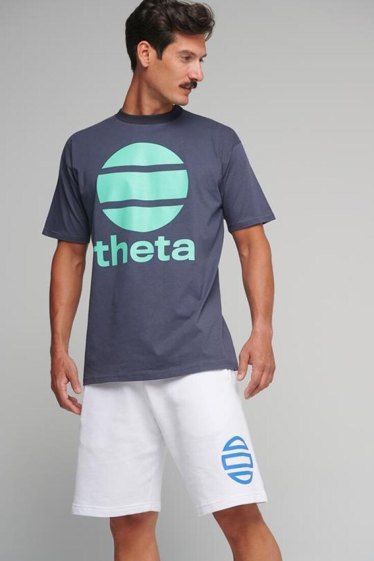 Άνδρας που φωτογραφίζεται φορώντας ρούχα Theta Clothes