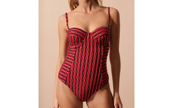 Γυναίκα με ολόσωμο κόκκινο μαγιό