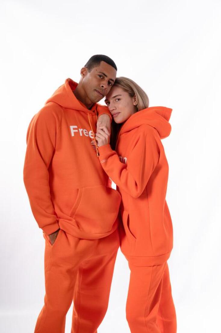 Άνδρας και γυναίκα που φωτογραφίζονται φορώντας ρούχα Theta Clothes