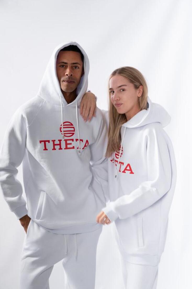 Άνδρας και γυναίκα που φωτογραφίζονται φορώντας ρούχα Theta Clothes