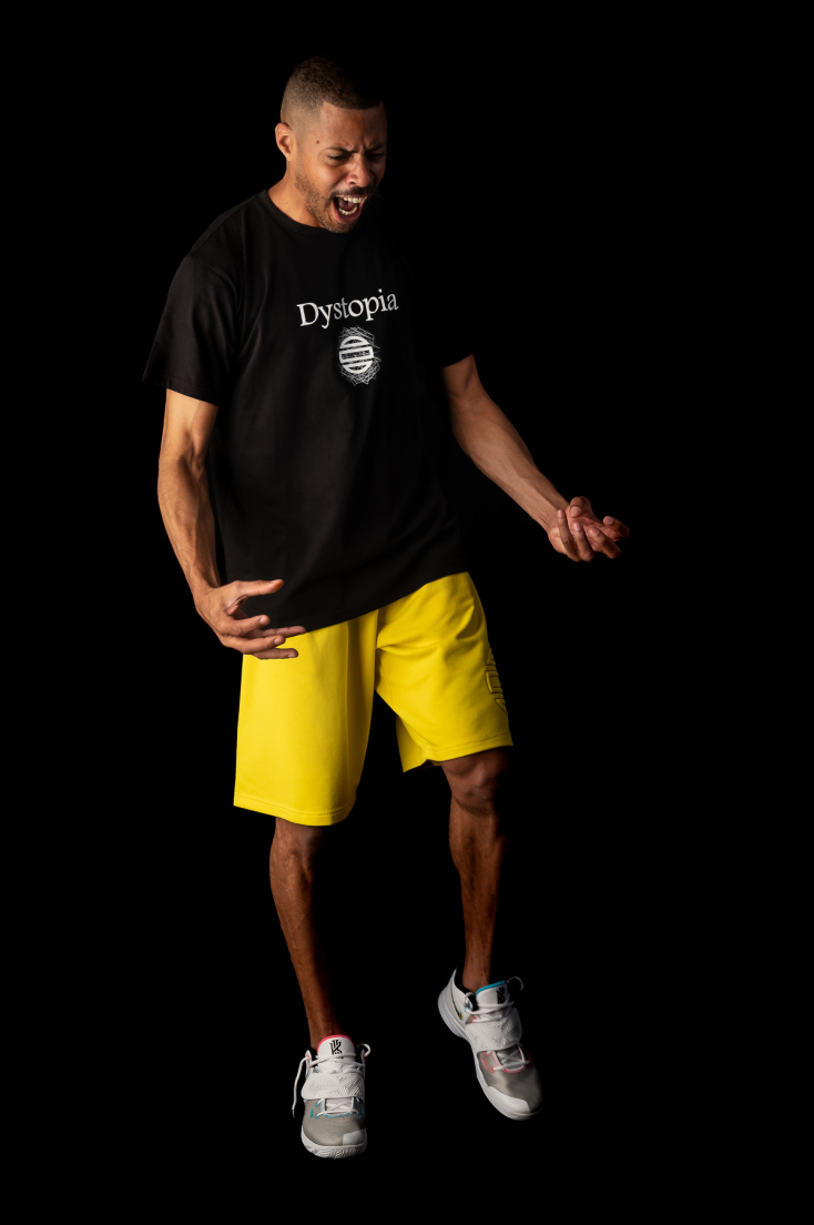 Άνδρας που σφίγγει τα χέρια του