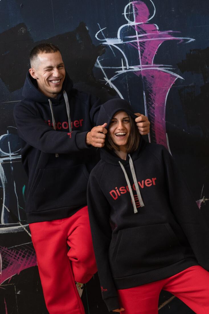 Άνδρας και γυναίκα σε εγκαταλελειμμένο κτίριο - Φωτογράφηση ρούχων μόδας - Theta Clothes