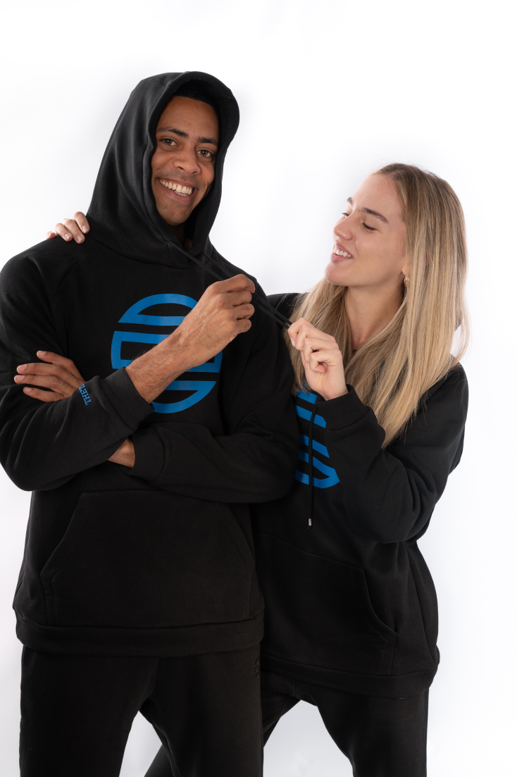 Μοντέλα που φορούν ρούχα Theta Clothes