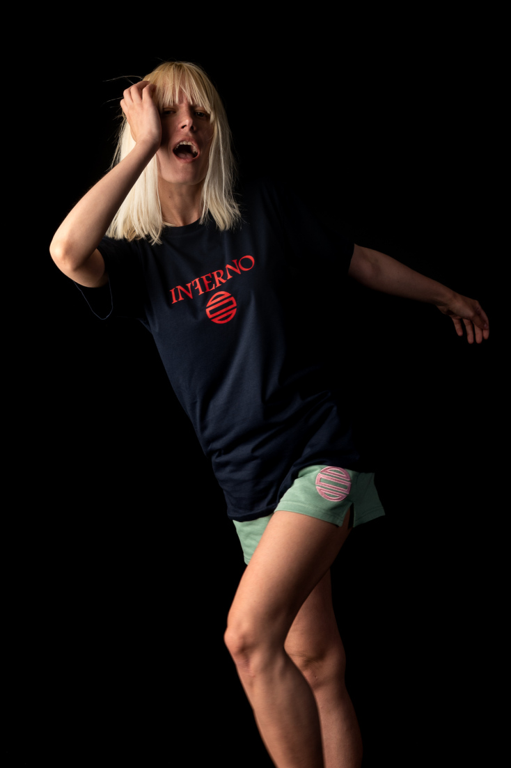 Γυναίκαι σε φωτογράφιση για τα ρούχα Theta Clothes