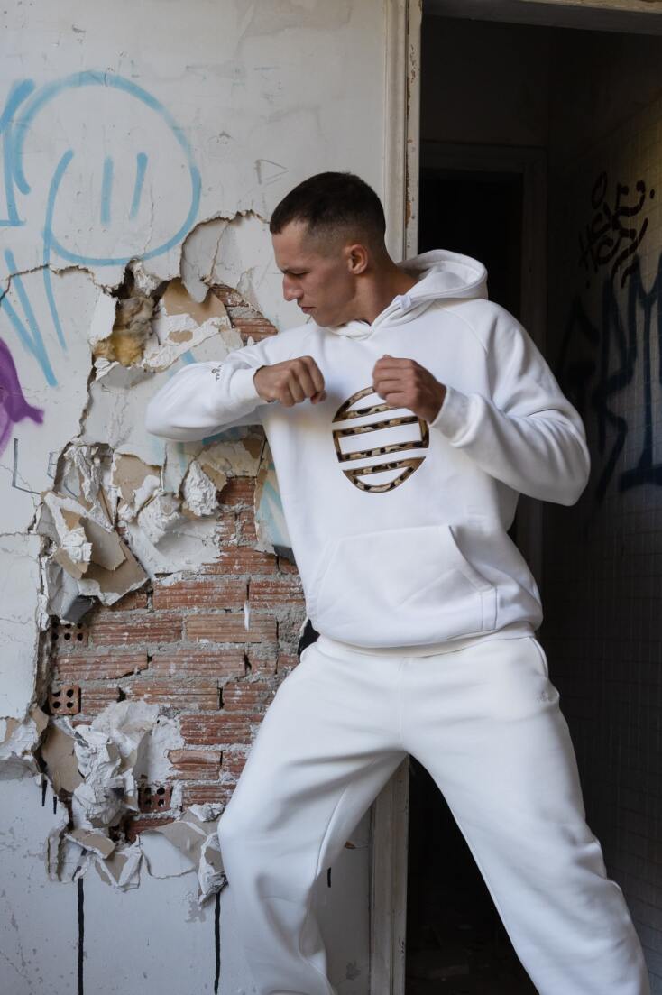 Άνδρας σε εγκαταλελειμμένο κτίριο - Φωτογράφηση ρούχων μόδας - Theta Clothes