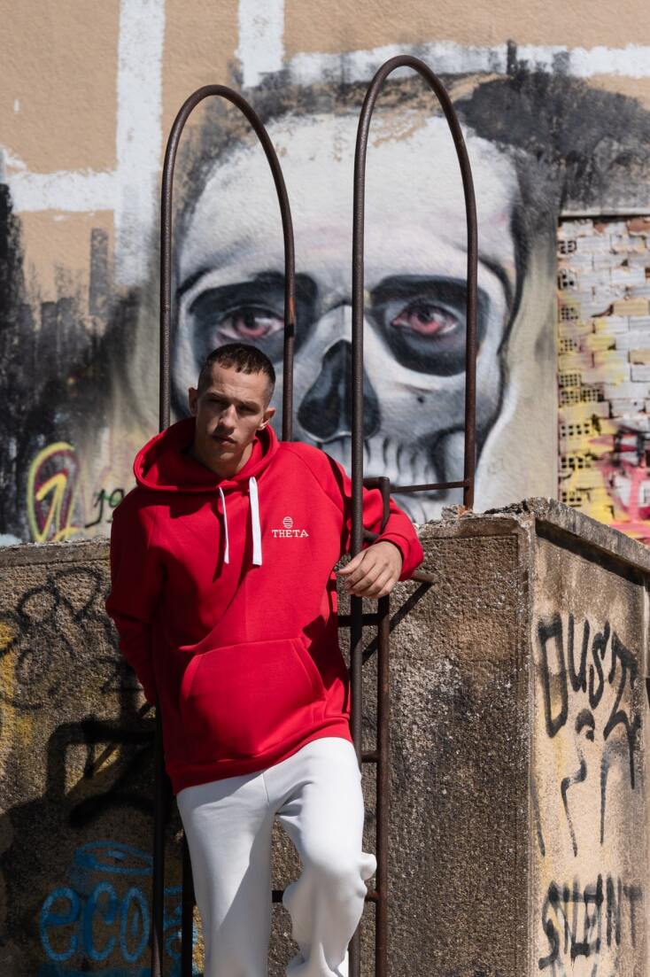 Άνδρας σε εγκαταλελειμμένο κτίριο - Φωτογράφηση ρούχων μόδας - Theta Clothes