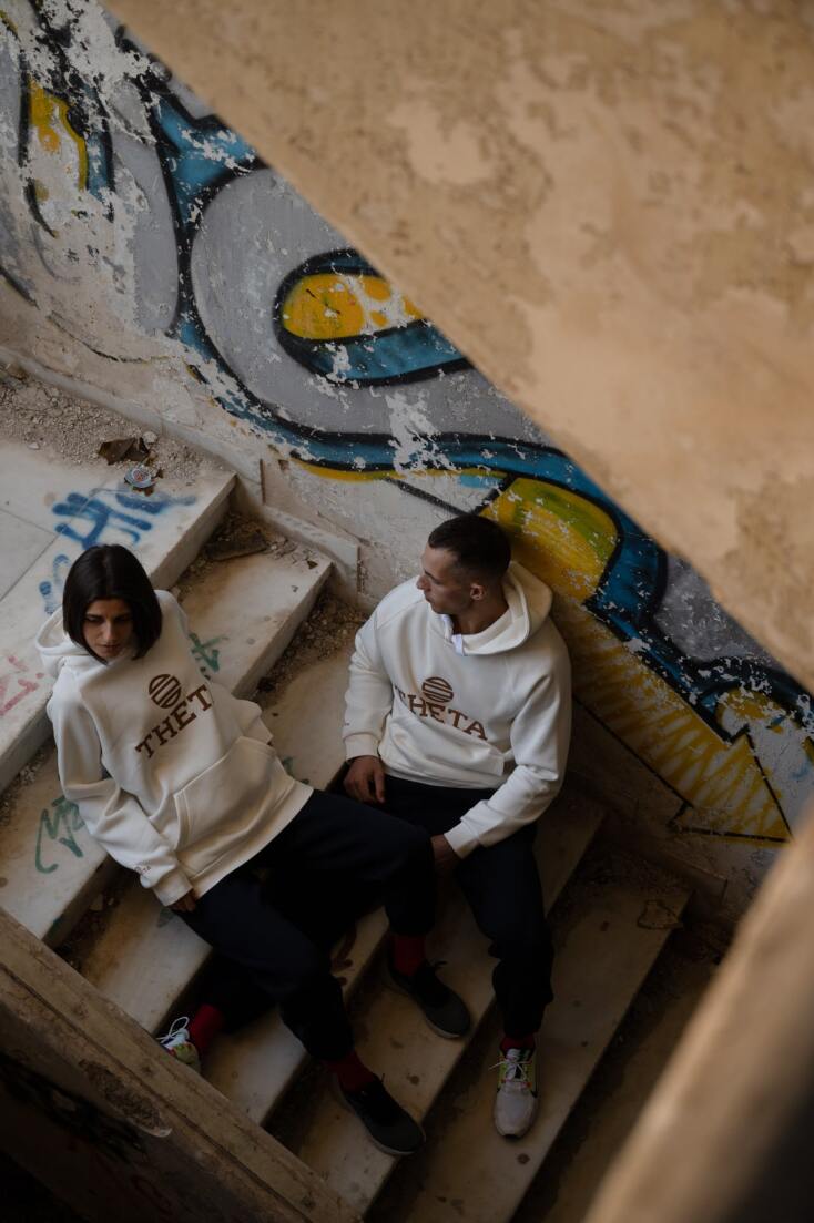 Άνδρας και γυναίκα σε εγκαταλελειμμένο κτίριο - Φωτογράφηση ρούχων μόδας - Theta Clothes