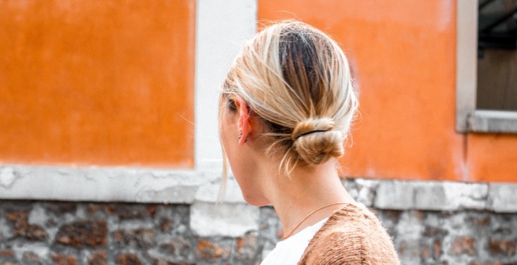 Κοπέλα με γυρισμένο το κεφάλι μπροστά σε τοίχο