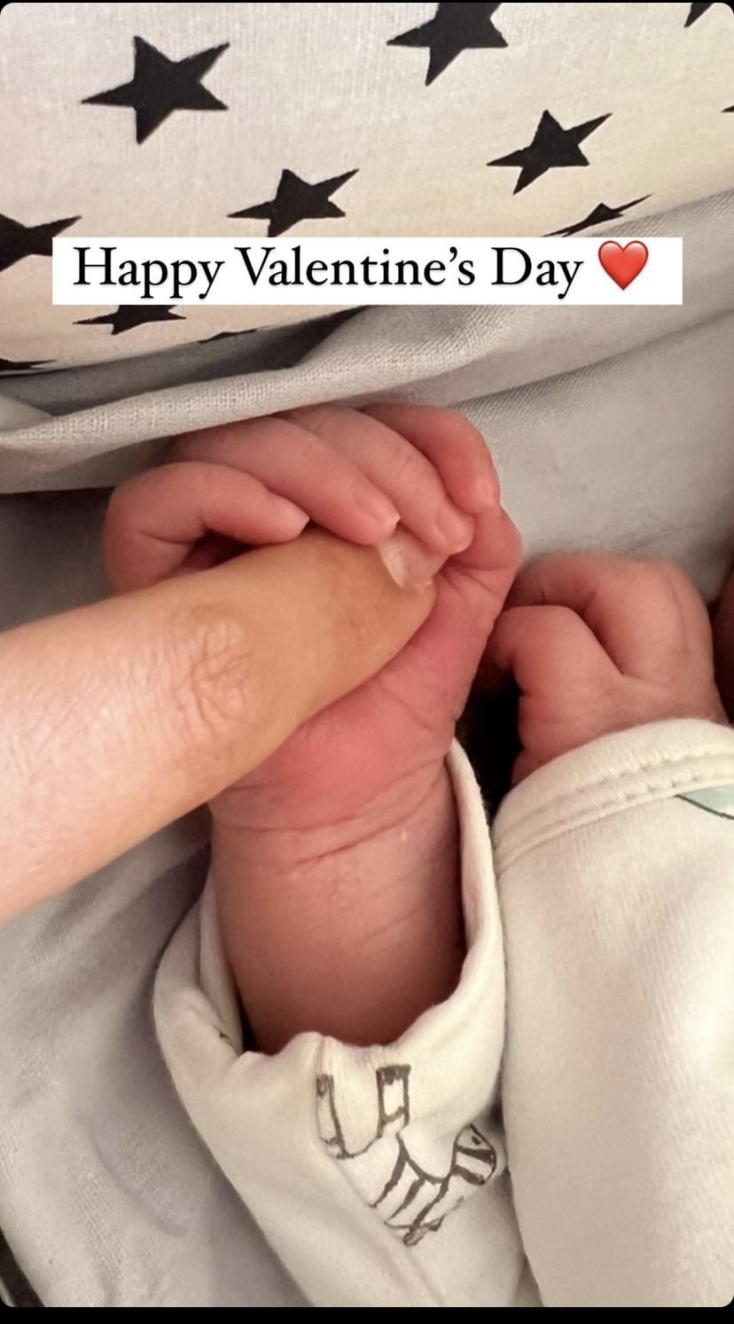 Η Ελένη Φουρέιρα κρατά τον μικρό της Η Ελένη Φουρέιρα κρατά τον μικρό της