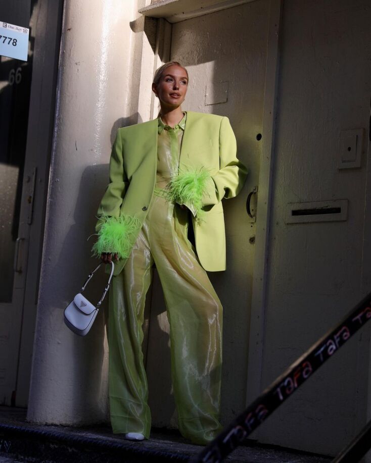 κοπέλα στο δρόμο με ρούχα