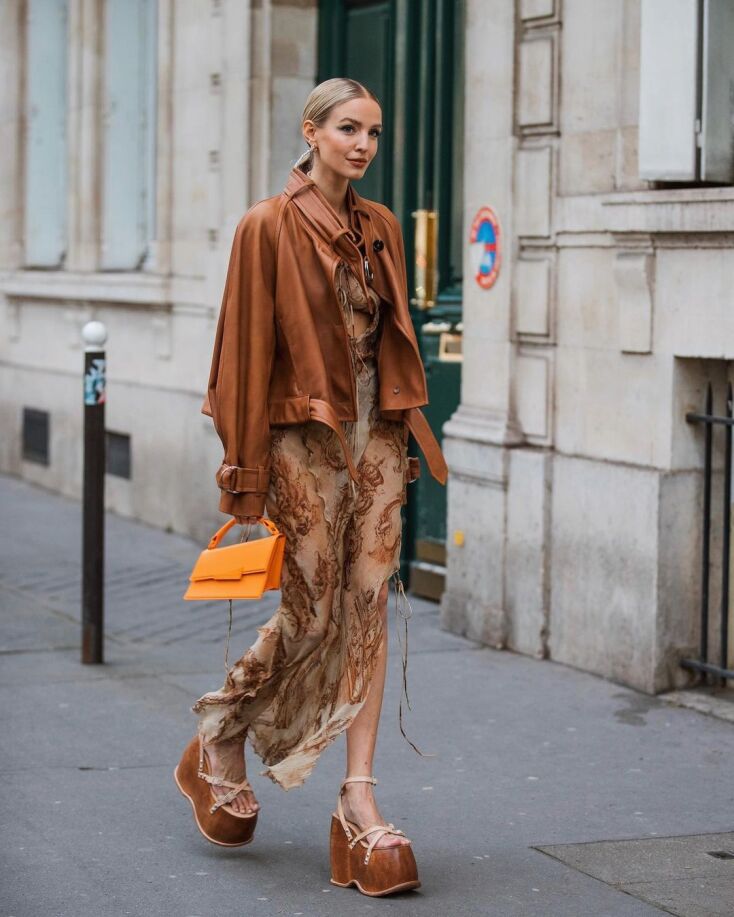 κοπέλα στο δρόμο με ρούχα