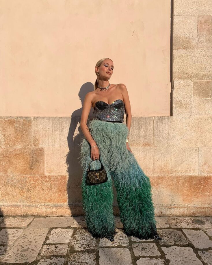 κοπέλα στο δρόμο με ρούχα