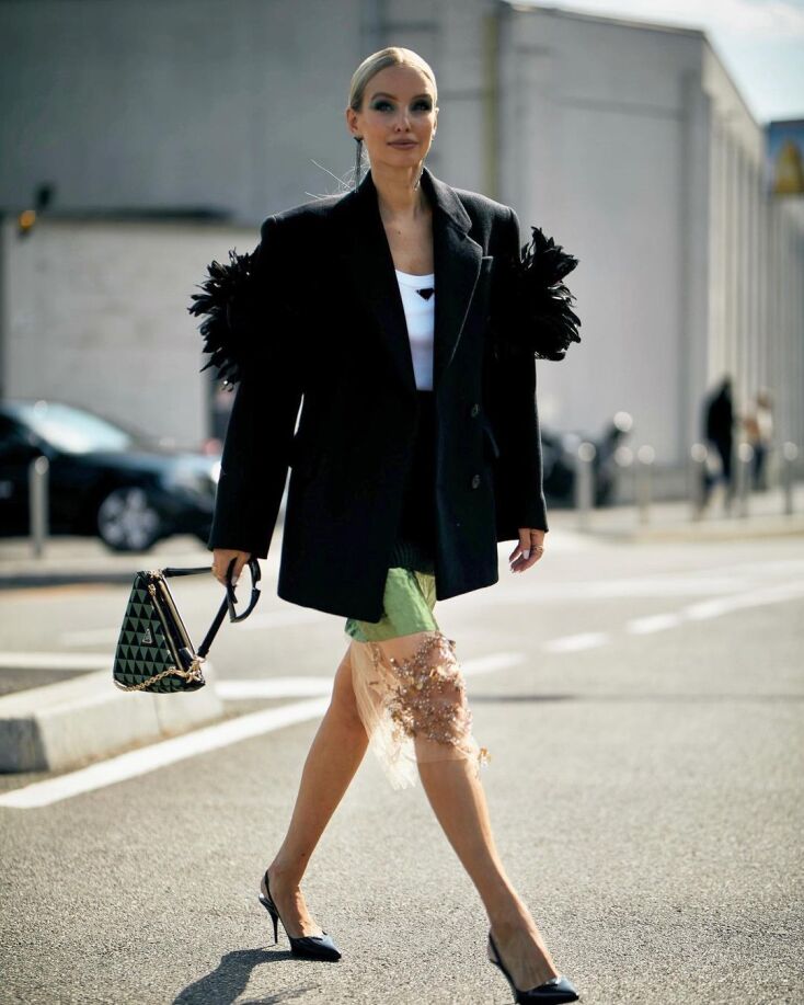 κοπέλα στο δρόμο με ρούχα