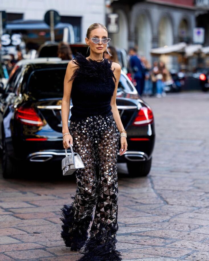 κοπέλα στο δρόμο με ρούχα