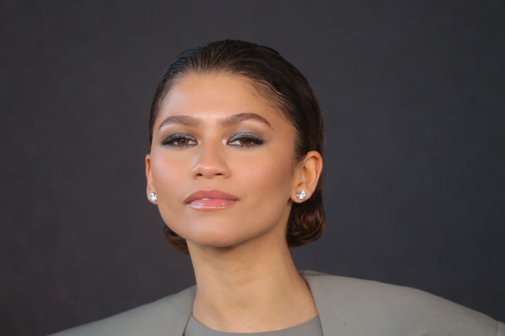 Η Zendaya ποζάρει κατά την άφιξή της για την εκδήλωση HBO Max 