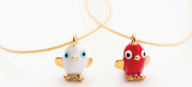 ΠΙΟΠ Μενταγιόν της Σοφίας Παπαλεξίου από σμάλτο €35 το έναΠΙΟΠ Μενταγιόν της Σοφίας Παπαλεξίου από σμάλτο €35 το ένα