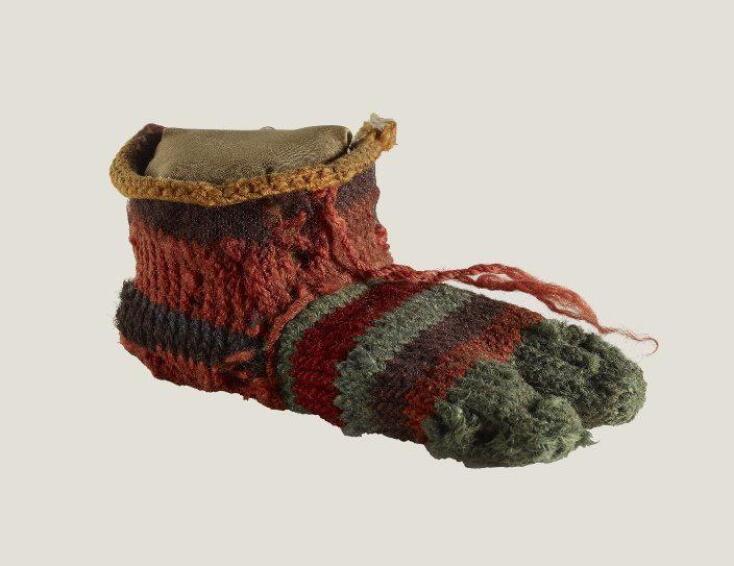 Οι έρευνες των αρχαιολόγων δείχνουν ότι οι αρχαίοι Ρωμαίοι φόρεσαν πρώτοι σανδάλια με κάλτσες. Όπως ειδικές κάλτσες για σανδάλια φορούσαν και οι αρχαίοι Αιγύπτιοι και οι Ιάπωνες. 