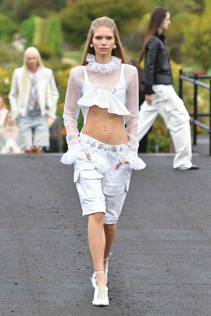 Μοντέλο στην πασαρέλα Givenchy