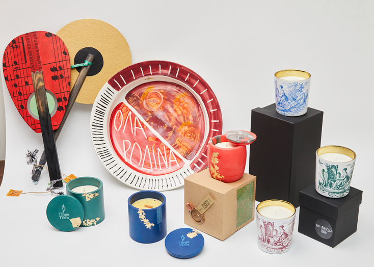 Χειροποίητες βεντάλιες «Chrisma58», με πρωτότυπα χρώματα και φύλλα από χρυσό, ασήμι και χαλκό, αποκλειστικά σχεδιασμένες για το Μ Shop του Μεγάρου Μουσικής Αθηνών: 110 € | Κηροπήγια Τhygga Terra, φτιαγμένα από οικολογικά, βιώσιμα υλικά: 38 € | Kεραμική πιατέλα ζωγραφισμένη στο χέρι από την Α. Μωραΐτη: 75 € | Kεριά αποκλειστικά σχεδιασμένα από αρχεία συλλεκτικών εκδόσεων του Μεγάρου Μουσικής Αθηνών για το Μ Shop: 32 €. ©Αntonis Katrakazis