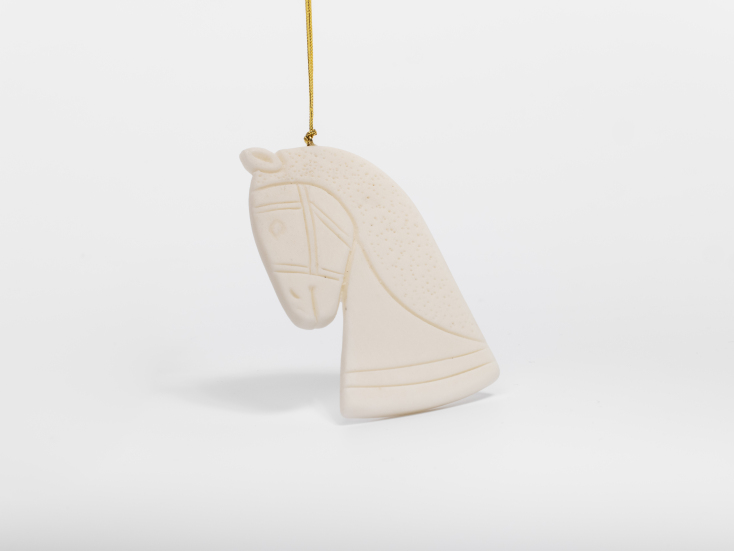 ΜΟΥΣΕΙΟ ΑΚΡΟΠΟΛΗΣΠορσελάνινο στολίδι αλόγου εμπνευσμένο από τα μαρμάρινα άλογα (Ακρ. 575) που διακοσμούσαν μετόπη του Εκατόμπεδου, του ναού που κατασκευάστηκε γύρω στο 570 π.Χ. στη θέση του κατοπινού Παρθενώνα