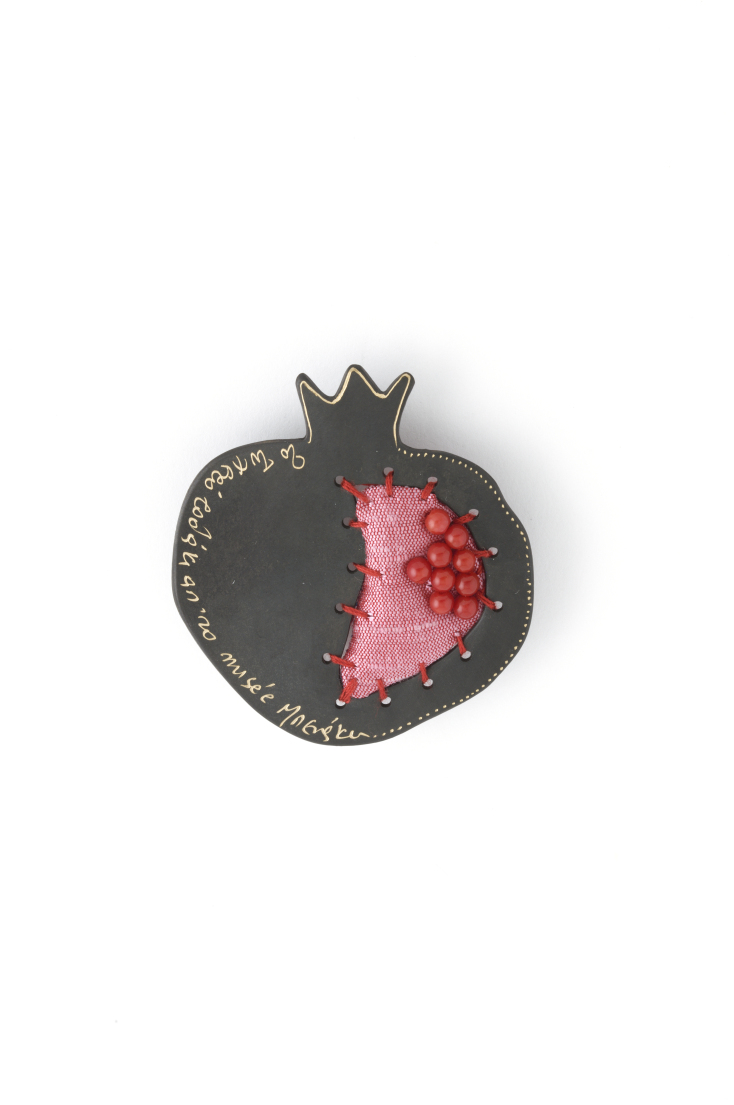 ΜΟΥΣΕΙΟ ΜΠΕΝΑΚΗ Καρφίτσα - Ρόδι