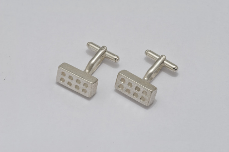 ΠΟΛΙΤΙΣΤΙΚΟ ΙΔΡΥΜΑ ΟΜΙΛΟΥ ΠΕΙΡΑΙΩΣ, Μανικετόκουμπα του Vassilis Vassiliou, εμπνευσμένα από το Μουσείο Πλινθοκεραμοποιίας στον Βόλο 