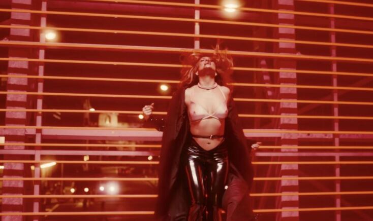 Το αποκαλυπτικό σύνολο της Τζένιφερ Λόπεζ σε βίντεο κλιπ