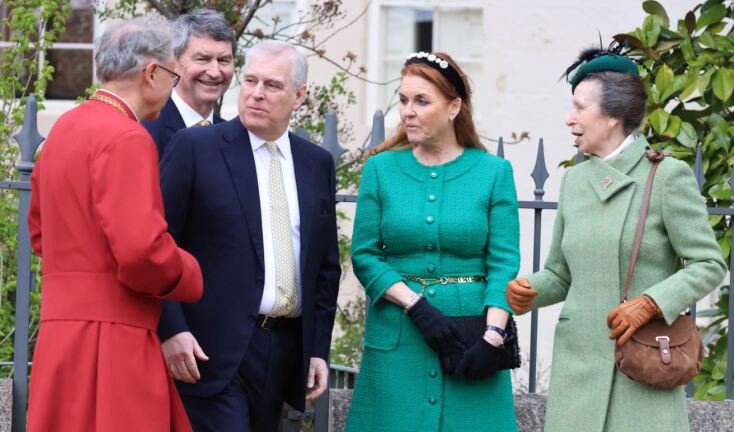Γιατί φόρεσε πράσινα η βασιλική οικογένεια στην Πασχαλινή Λειτουργία