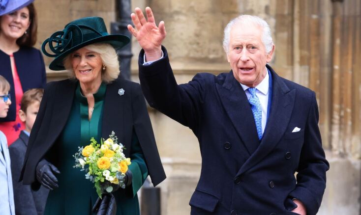 Η βασίλισσα Καμίλα επέλεξε ένα φόρεμα της σχεδιάστριας Anna Valentine σε σμαραγδί απόχρωση, ασορτί καπέλο Philip Treacy