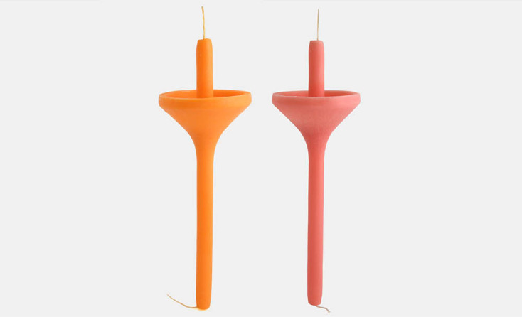 ΜΟΥΣΕΙΟ ΜΠΕΝΑΚΗ Λαμπάδα διπλής χρήσης –και κηροπήγιο– σχεδιασμένη από τους Studiolav και την Κωνστάντια Μάνθου €22 η μία