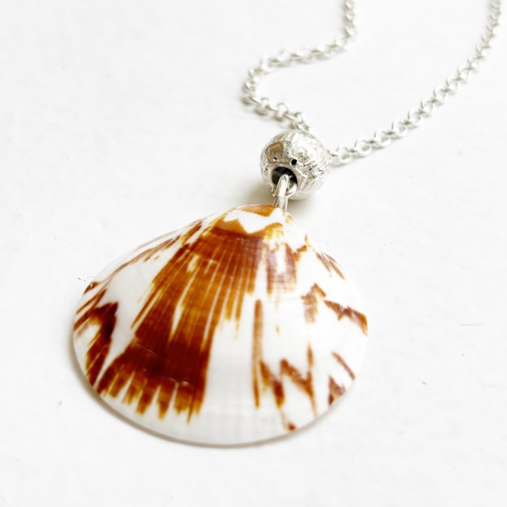 Κολιέ με κοχύλια: Τα σχέδια που ξεχωρίσαμε στην αγορά