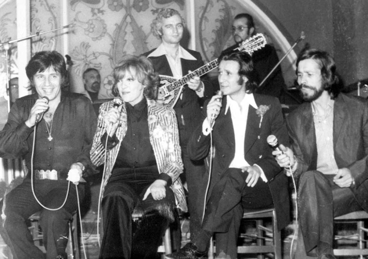 Ο Γιάννης Πολυκανδριώτης με τον Κώστα Καρρά, τη Μάρω Κοντού, τον Σωτήρη Μουστάκα και τον Φώτη Μεταξόπουλο στην «Παλιά Αθήνα» στην Πλάκα το 1974 © ΑΠΕ-ΜΠΕ/STR