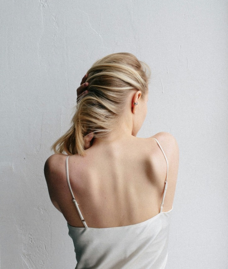 κοπέλα με ξανθά μαλλιά