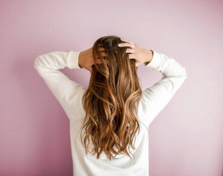 κοπέλα με καστανόξανθα μαλλιά 