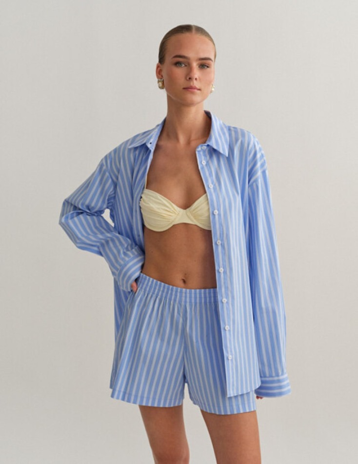 Oversized πουκάμισο & στράπλες μαγιό